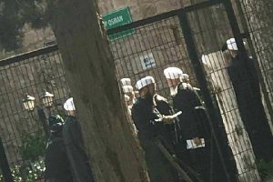Okul &ccedil;evresinde dolaşan 'sarıklı c&uuml;bbeli' tartışması