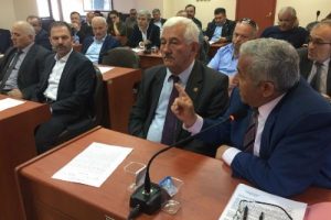 CHP'li &uuml;ye AK Partili &uuml;yenin &uuml;zerine su fırlattı!
