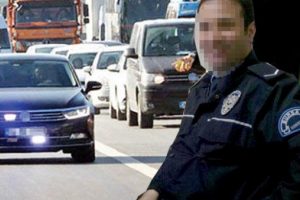 &Ccedil;akar lambalı aracı durdurunca a&ccedil;ığa alınan polis g&ouml;revine iade edildi