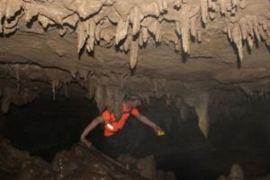 Hakkarili dağcılar dibine ulaşamadıkları mağara keşfetti