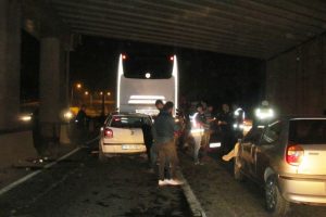 Feci kazada ilgin&ccedil; olay! &Ouml;nce sıkıştığı ara&ccedil;tan kurtarıldı sonra ka&ccedil;tı