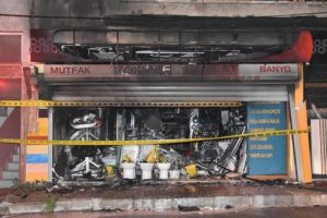 Hırdavat d&uuml;kkanında yangın: 1 &ouml;l&uuml;