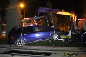 Ağaca &ccedil;arpıp tramvay yoluna girdi: 2 yaralı