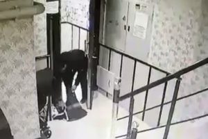 Ayakkabı &ccedil;alan hırsızının rahat tavırları