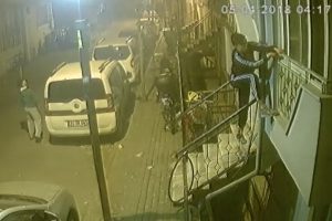 Balkondan girdikleri evin kapısından &ccedil;ıktılar