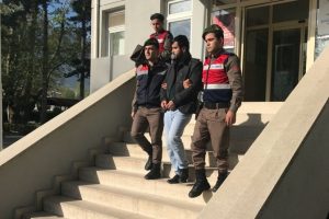 Bursa'da dolandırıcılıktan aranan zanlıyı jandarma yakaladı