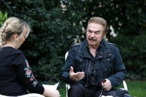 Gencebay'dan Mehmet&ccedil;ik'i ziyaret eden sanat&ccedil;ılara destek