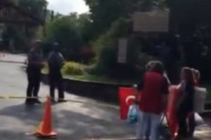 FET&Ouml; elebaşının malikanesinin &ouml;n&uuml;nde protesto g&ouml;sterisi