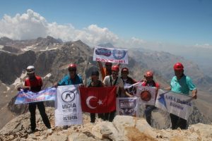 Dağcılar T&uuml;rk bayrağını yeniden zirveye dikti