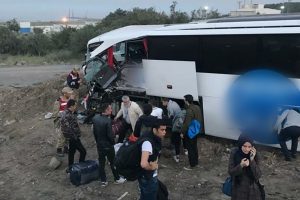 Yolcu otob&uuml;s&uuml; ile tır &ccedil;arpıştı