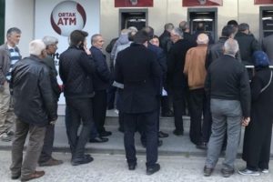 Bakan m&uuml;jdeyi verdi, hepsi ATM'ye koştu!