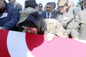 Şehit Astsubay Pehlivan'ı son yolculuğuna 5 bin kişi uğurladı