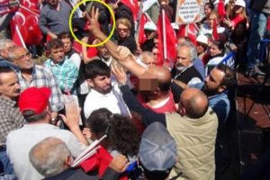 CHP'nin mitinginde ortalık karıştı! Rabia işareti yapınca...
