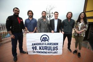 Bursa'da "Diriliş Ertuğrul" dizisi oyuncularından AA'ya kutlama