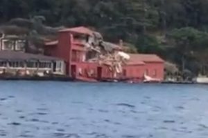 İstanbul Boğazı'nda gemi yalıya &ccedil;arptı!