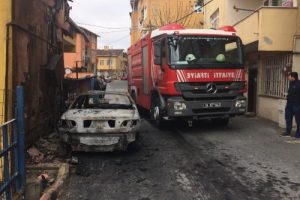 Otomobil alev alev yandı! Mahalleli b&uuml;y&uuml;k panik yaşadı