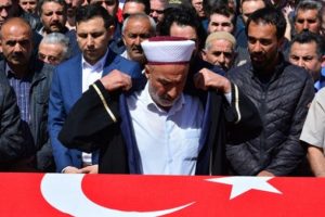 Bir babanın en zor anı! Cenaze namazını kıldırdı