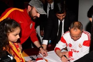 Cevad Prekazi taraftarlarla buluştu