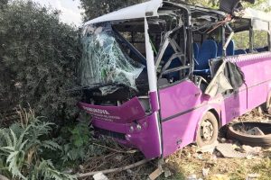&Ouml;zel halk otob&uuml;s&uuml; &uuml;st ge&ccedil;idin ayağına &ccedil;arptı: 16 yaralı
