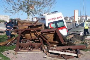 Ambulans ile otomobil &ccedil;arpıştı: 7 yaralı