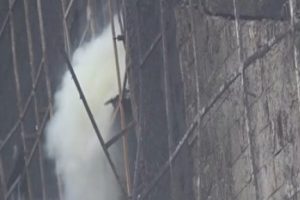 Yanan hastaneden yeniden dumanlar y&uuml;kseldi