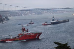 Yalıya &ccedil;arpan gemi Ahırkapı a&ccedil;ıklarına &ccedil;ekiliyor