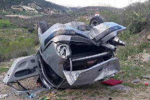 U&ccedil;uruma yuvarlanan ara&ccedil;ta 4 kişi yaralandı
