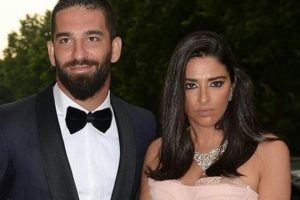 Arda Turan eşi Aslıhan Doğan'a ayaklarını yıkattı!