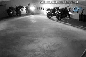 Kapalı otoparktaki motosikleti b&ouml;yle &ccedil;aldılar