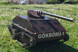 &Uuml;niversiteli &ouml;ğrencilerden insansız tank aracı
