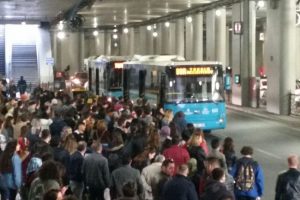 Taksim'de otob&uuml;s durağında insan seli
