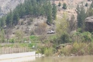 Otomobilin tren yolunda tehlikeli yolculuğu