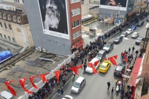 'Bedava midye' izdihamı! Binlerce kişi h&uuml;cum etti