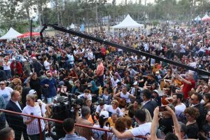 Adana'da 'toplu gitar &ccedil;alma' rekoru denemesinde h&uuml;sran
