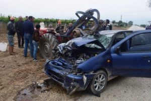 Manisa'da otomobil trakt&ouml;re &ccedil;arptı: 6 yaralı