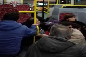İstanbul'da &ccedil;atışmasının ortasında kalan halk otob&uuml;s&uuml;nde panik!