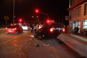 Takla atan otomobilin s&uuml;r&uuml;c&uuml;s&uuml; ka&ccedil;tı!
