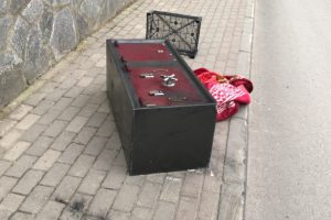 Bursa'da &ccedil;aldıkları kasayı a&ccedil;amayınca cadde kenarında bıraktılar