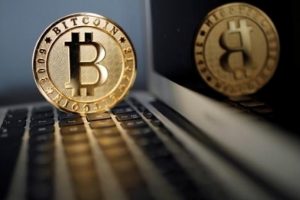Bitcoin haftanın ilk g&uuml;n&uuml;nde 7 bin doları aştı
