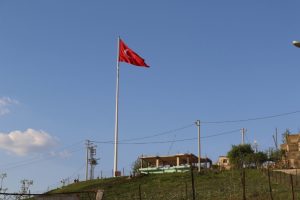 Ter&ouml;ristlerden temizlenen dağlarda dev T&uuml;rk bayrağı