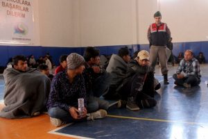 145 ka&ccedil;ak g&ouml;&ccedil;men yakalandı