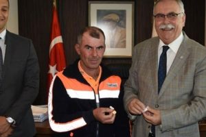 T&uuml;rk bayrağını &ccedil;&ouml;pten alan iş&ccedil;iye &ouml;d&uuml;l