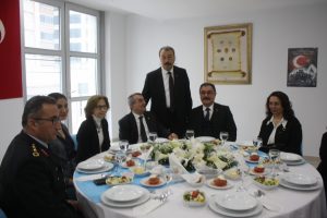 Bursa Emniyet M&uuml;d&uuml;r Osman Ak şehit aileleri ile yemek yedi