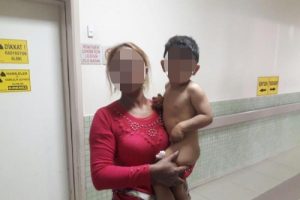 Annenin yere attığı av t&uuml;feği 2 &ccedil;ocuğu yaraladı!