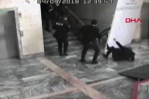 ATO Başkanvekili'ni merdivenlerden atıp polisin &ouml;n&uuml;nde tekmelemişler!