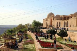 Oteller doldu; turistler evlerde ağırlanıyor