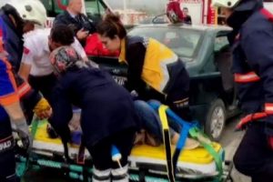 Otomobil okul servisine &ccedil;aptı: 1 kişi &ouml;l&uuml;, 4 kişi yaralandı