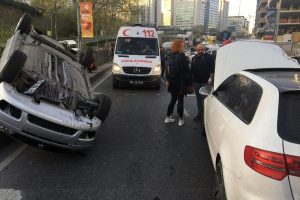 Takla atan ara&ccedil;tan ufak sıyrıklarla kurtuldular