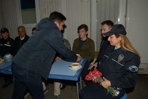 &Ouml;ğrencilerden n&ouml;bet tutan polislere &ccedil;orba ikramı
