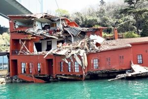 60 bin ton petrolle dolu tanker geri d&ouml;nm&uuml;ş